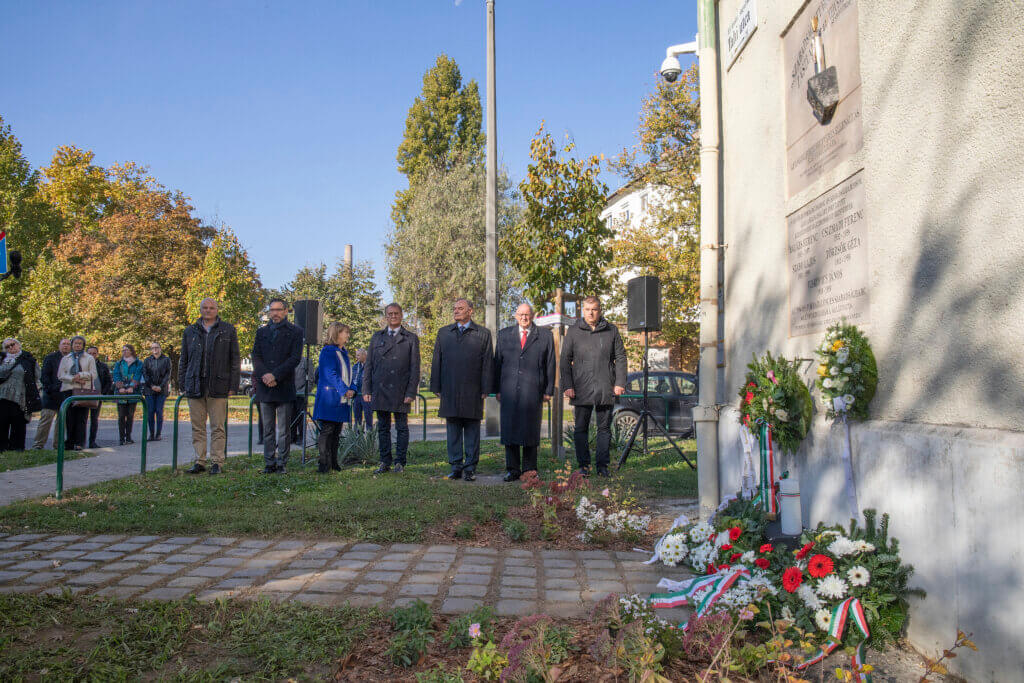 Tahi utcai emléktábla koszorúzás