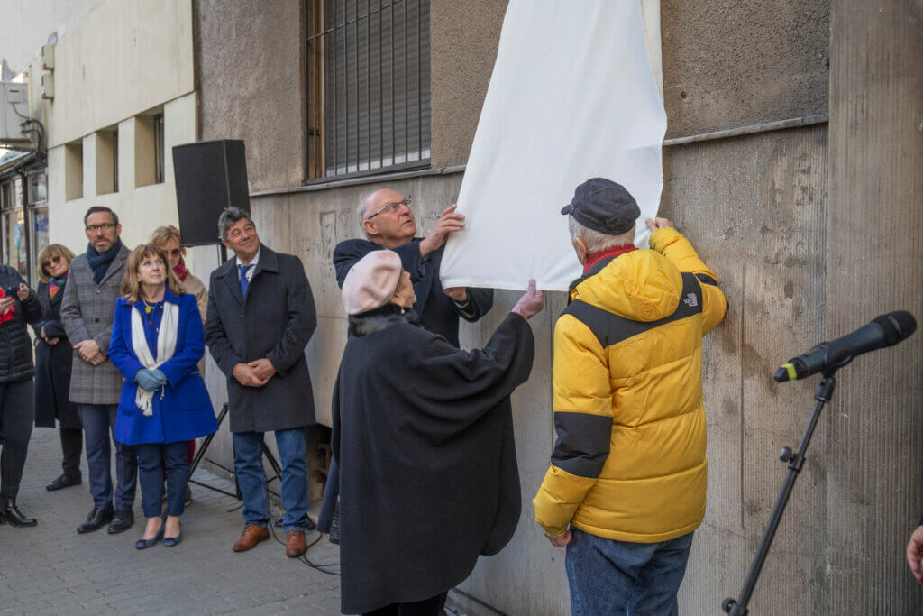 Csűrös Karola és Hotváth Ádám emléktábla-avatás